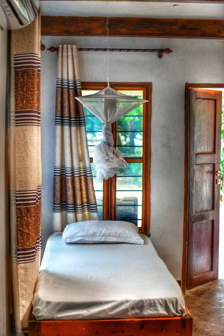 Single bed by the window in Upepo